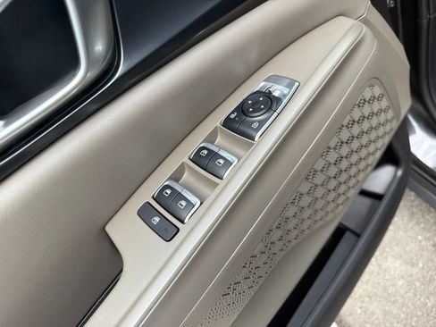 Used 2025 Kia Carnival FWD image 18