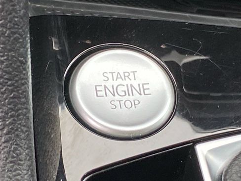 Certified 2024 Volkswagen Taos SE w/ Panoramic Sunroof Package image 17