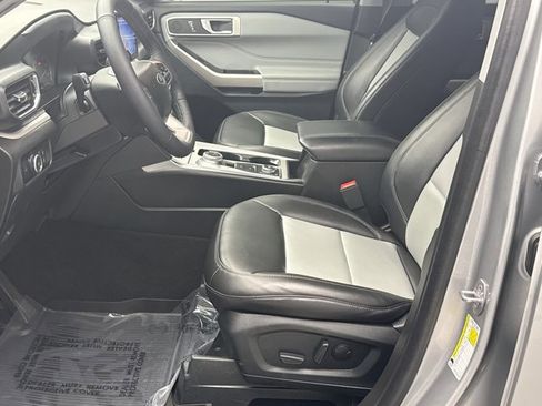 Used 2023 Ford Explorer XLT w/ Equipment Group 202A AWD/4WD image 11