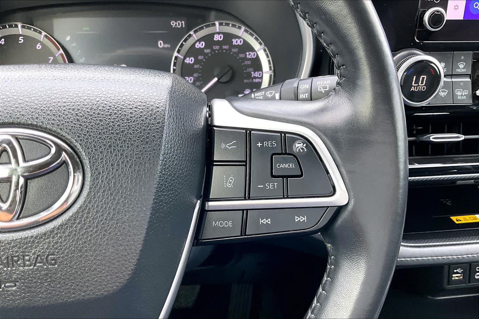 Used 2023 Toyota Highlander XSE FWD image 25