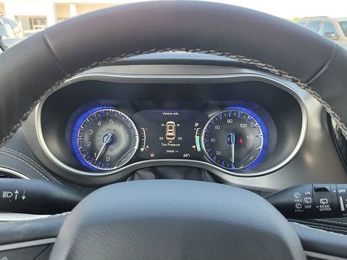 Used 2023 Chrysler Pacifica Touring-L FWD image 19