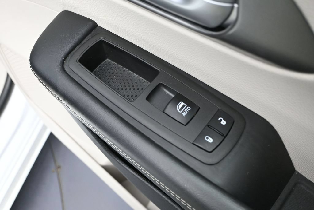 Used 2024 Chrysler Pacifica Touring-L FWD image 37