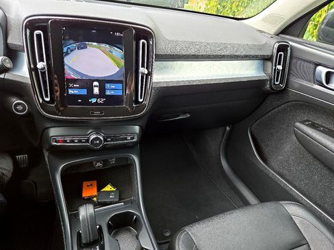 Used 2021 Volvo XC40 T4 Momentum image 27