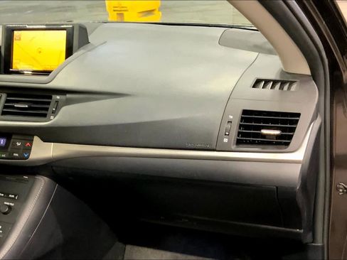 Used 2011 Lexus CT 200h Premium image 18