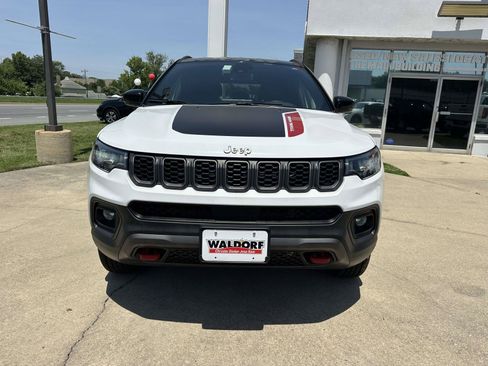Used 2025 Jeep Compass Trailhawk AWD/4WD image 2