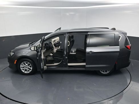 Used 2022 Chrysler Voyager LX image 27