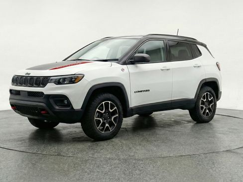 Used 2025 Jeep Compass Trailhawk AWD/4WD image 3