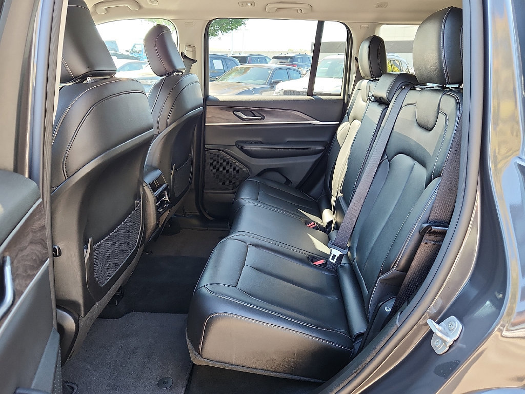 Used 2024 Jeep Grand Cherokee Limited AWD/4WD image 10