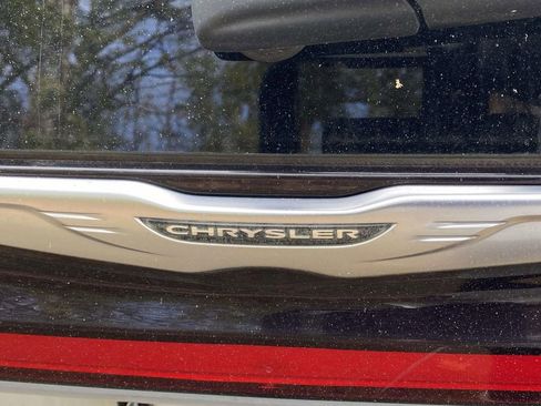 Used 2023 Chrysler Pacifica Touring-L image 11