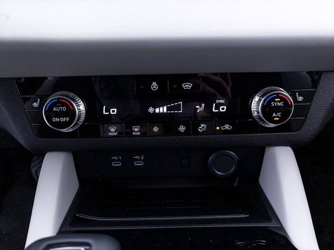 New 2026 Mitsubishi Outlander SE image 16