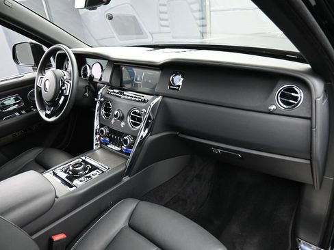 Used 2023 Rolls-Royce Cullinan w/ Technology Package image 34