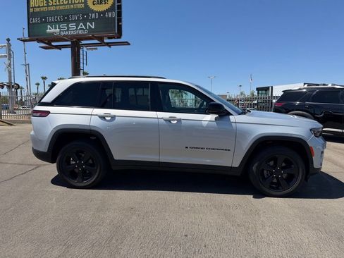 Used 2023 Jeep Grand Cherokee Altitude RWD image 7