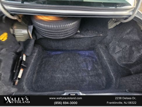 Used 2003 Ford Crown Victoria LX image 3