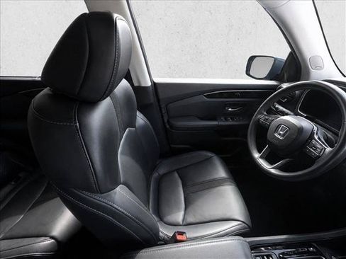Used 2024 Honda Pilot Touring image 16