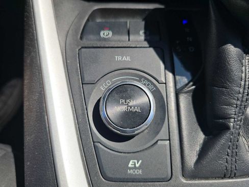 Used 2022 Toyota RAV4 XLE image 33