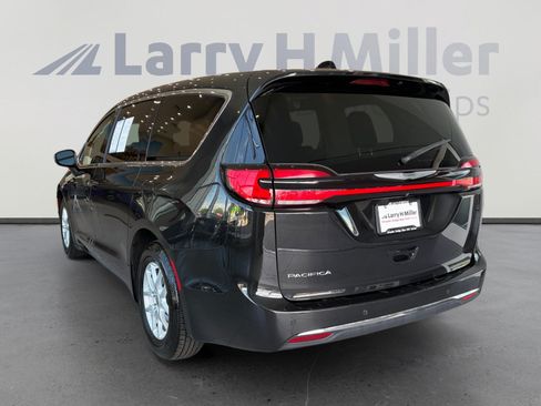 Used 2023 Chrysler Pacifica Touring-L FWD image 3