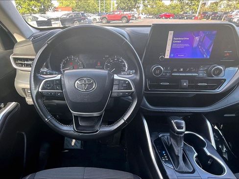 Used 2023 Toyota Highlander LE FWD image 5