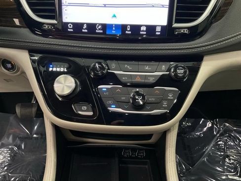 Used 2023 Chrysler Pacifica Limited FWD image 20