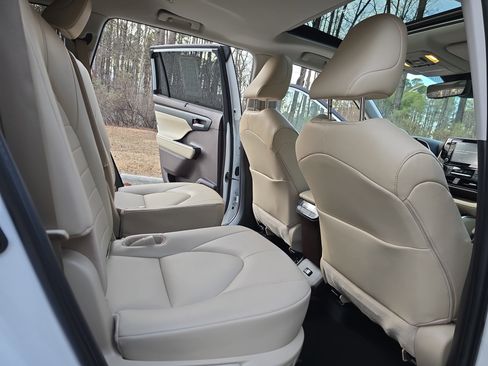 Used 2022 Toyota Highlander XLE image 11