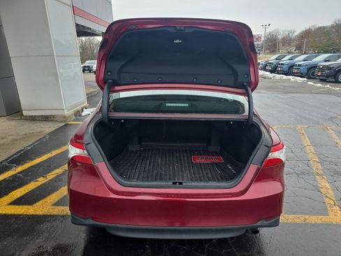 Used 2018 Toyota Camry LE image 6