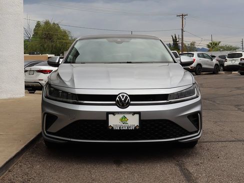 Used 2025 Volkswagen Jetta SE FWD image 16