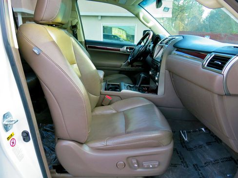 Used 2016 Lexus GX 460 w/ Premium Package image 42