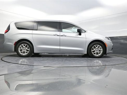 Used 2024 Chrysler Pacifica Touring-L image 32