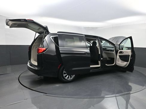 Used 2017 Chrysler Pacifica Touring w/ Tire & Wheel Group FWD image 36