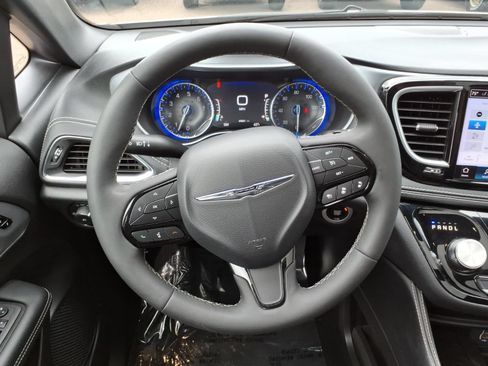 Used 2025 Chrysler Pacifica Limited FWD image 25