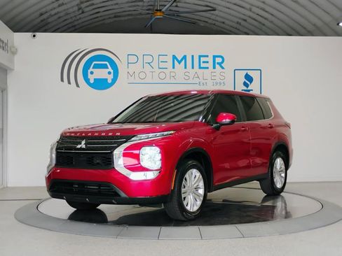 Used 2024 Mitsubishi Outlander ES image 2