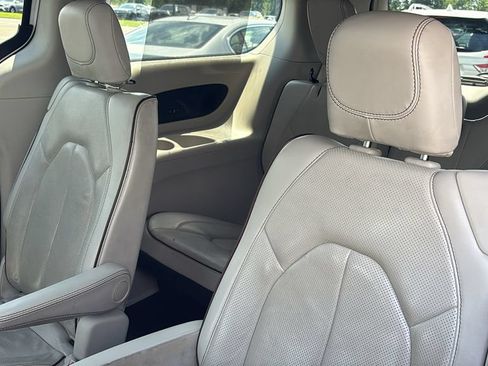 Used 2018 Chrysler Pacifica Limited w/ Tire & Wheel Group FWD image 29