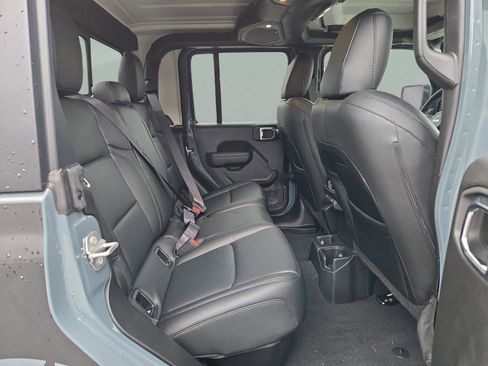 New 2025 Jeep Gladiator Sport image 21