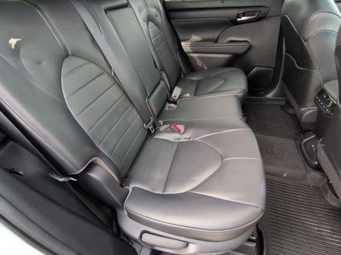 Used 2021 Toyota Highlander XLE image 21