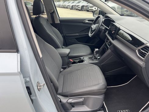 Certified 2025 Volkswagen Taos SE image 29
