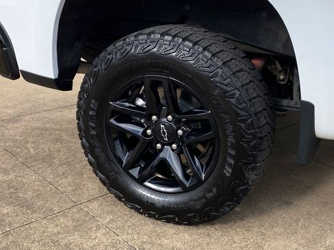 Used 2024 Chevrolet Silverado 1500 LT Trail Boss w/ Convenience Package II image 8