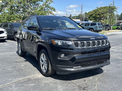 Used 2024 Jeep Compass Latitude AWD/4WD image 2