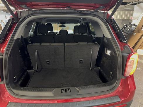 Used 2023 Ford Explorer XLT AWD/4WD image 9