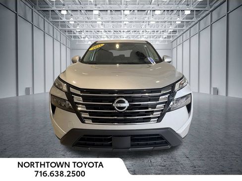 Used 2025 Nissan Rogue SV FWD image 5