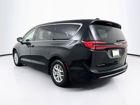 Used 2025 Chrysler Pacifica Select FWD image 3