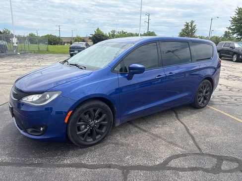 Used 2020 Chrysler Pacifica Touring w/ S Appearance Package FWD image 2
