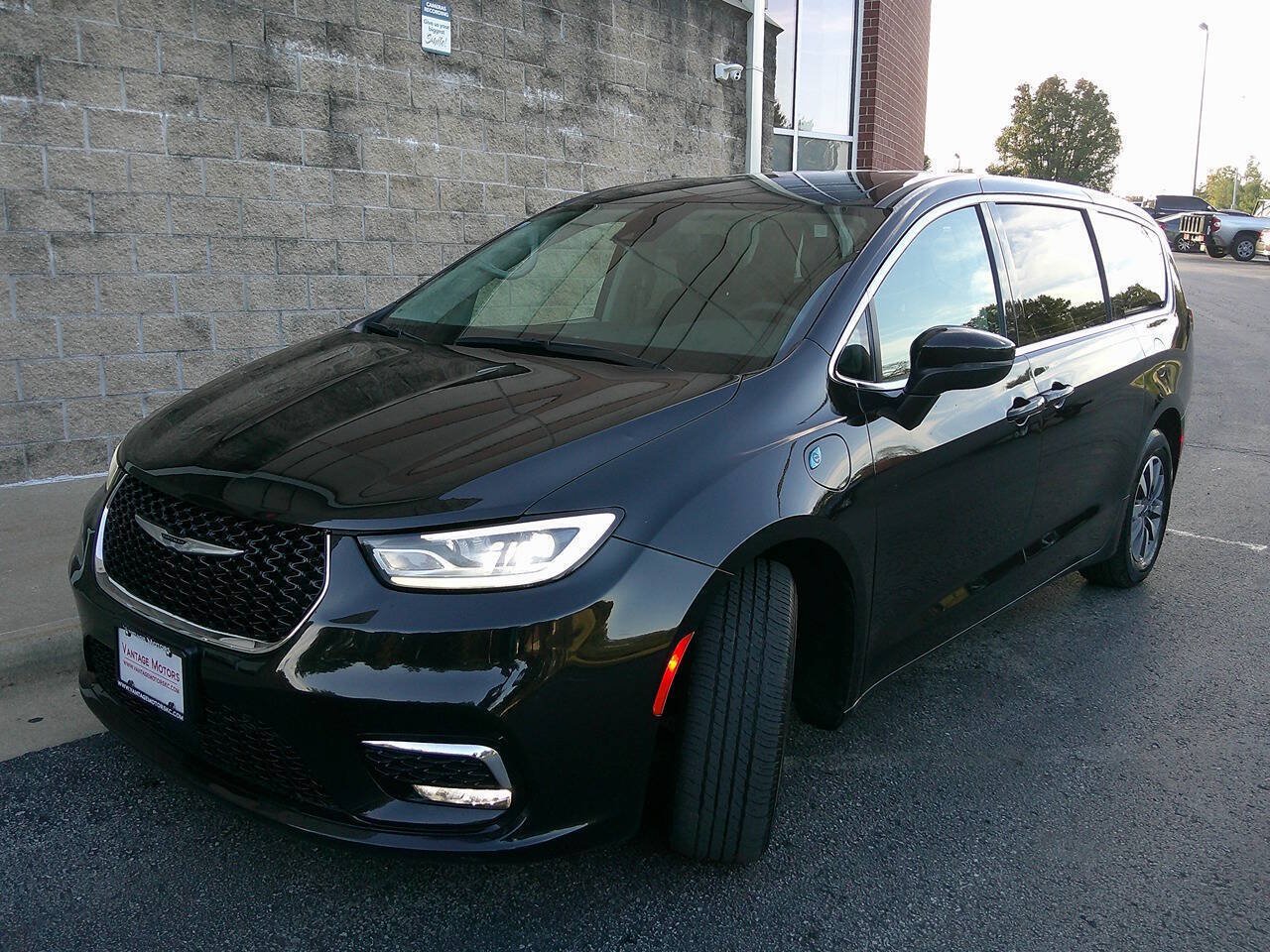 Used 2023 Chrysler Pacifica Touring-L FWD image 2