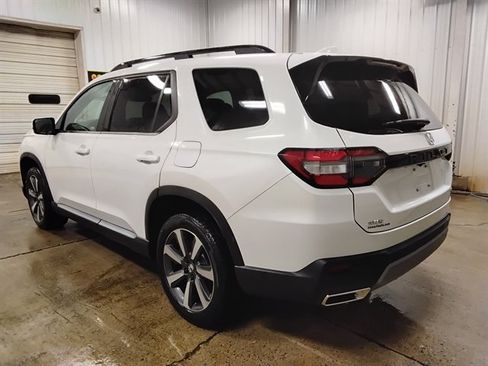 Used 2025 Honda Pilot Touring image 3