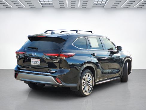 Used 2024 Toyota Highlander Platinum image 12