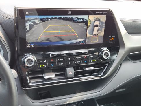 Used 2021 Toyota Highlander Limited FWD image 11