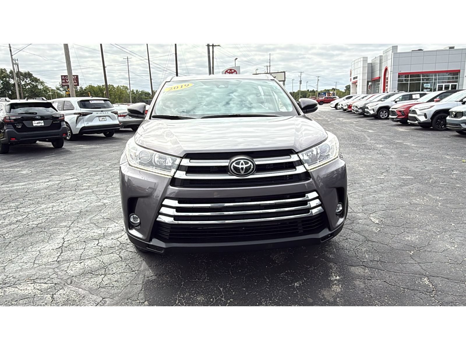 Used 2019 Toyota Highlander Limited AWD/4WD image 2