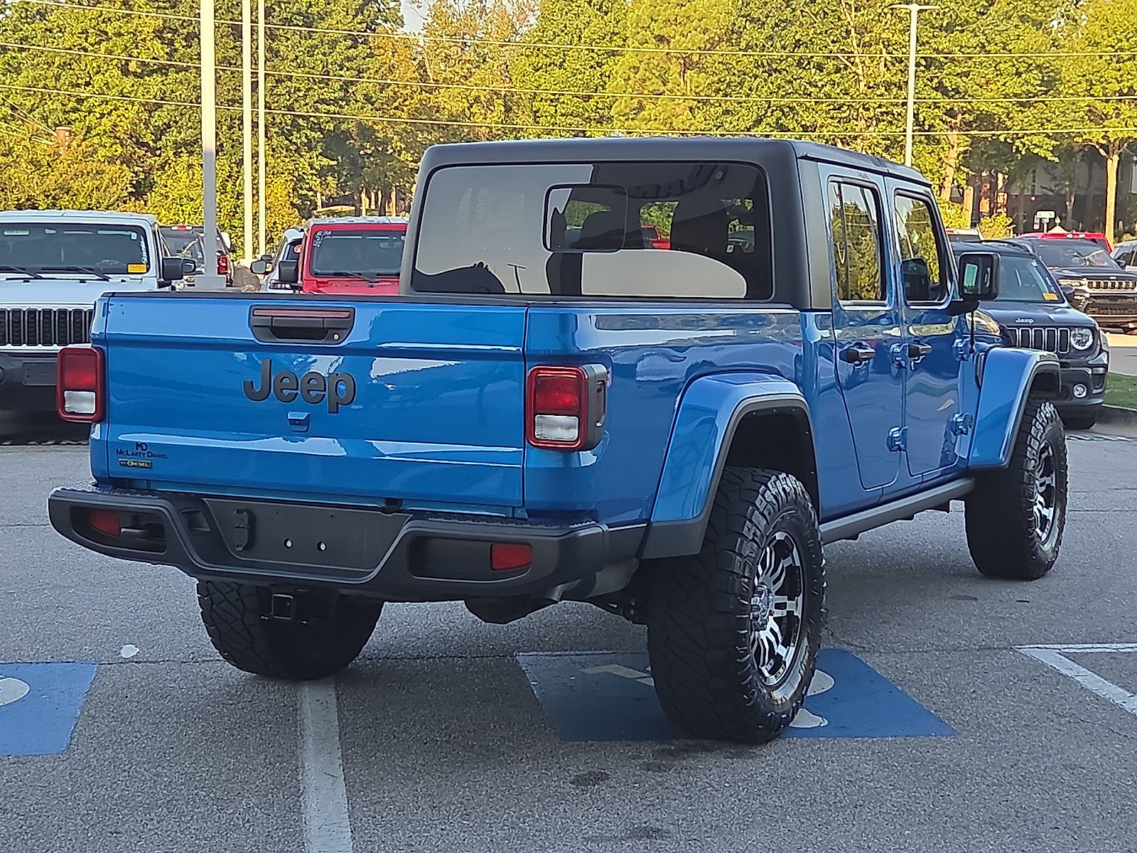 Used 2022 Jeep Gladiator Sport AWD/4WD image 5
