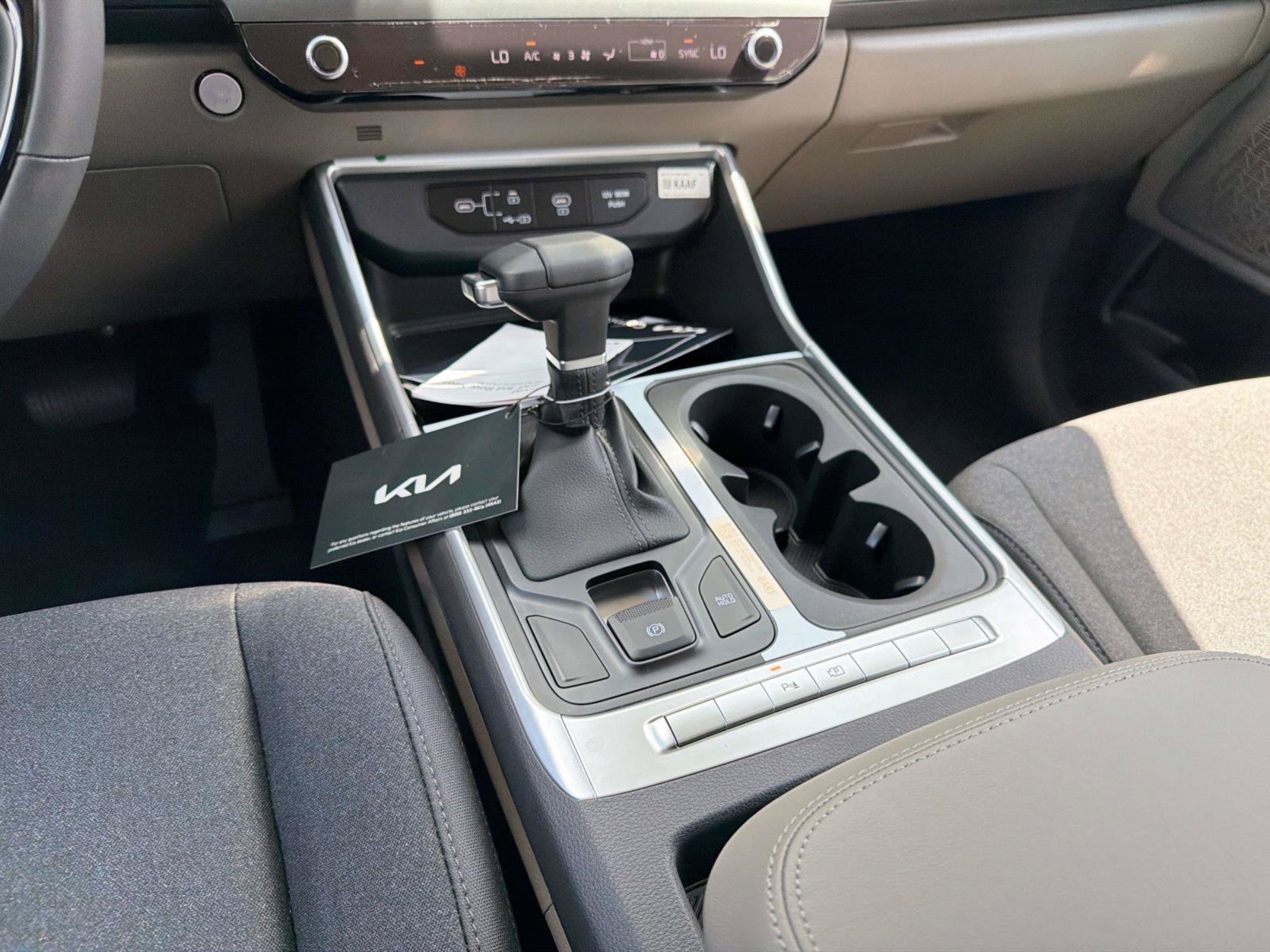 New 2027 Kia Carnival LX FWD image 13
