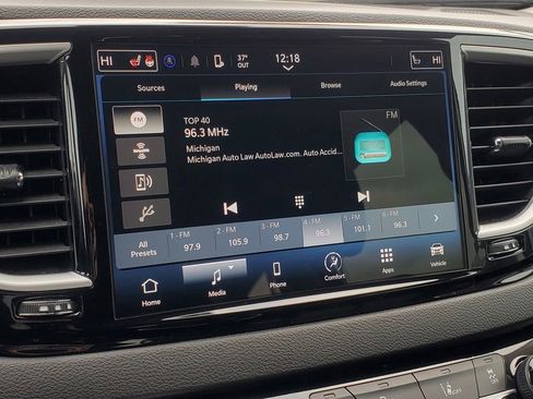 Used 2024 Chrysler Pacifica Touring-L image 25