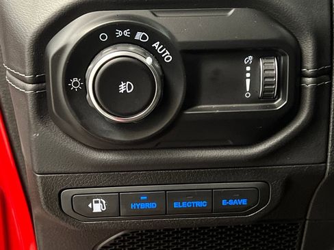 Used 2025 Jeep Wrangler Unlimited Sahara image 37