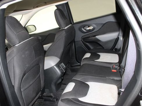 Used 2014 Jeep Cherokee Latitude FWD image 32